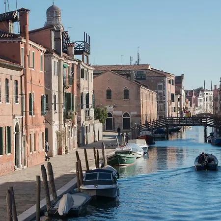 Art Painting With Canal View شقة البندقية